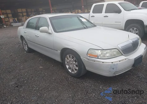 2007 Lincoln Town Car Signature Limited from USA, damaged, VIN 1LNHM82W07Y614464